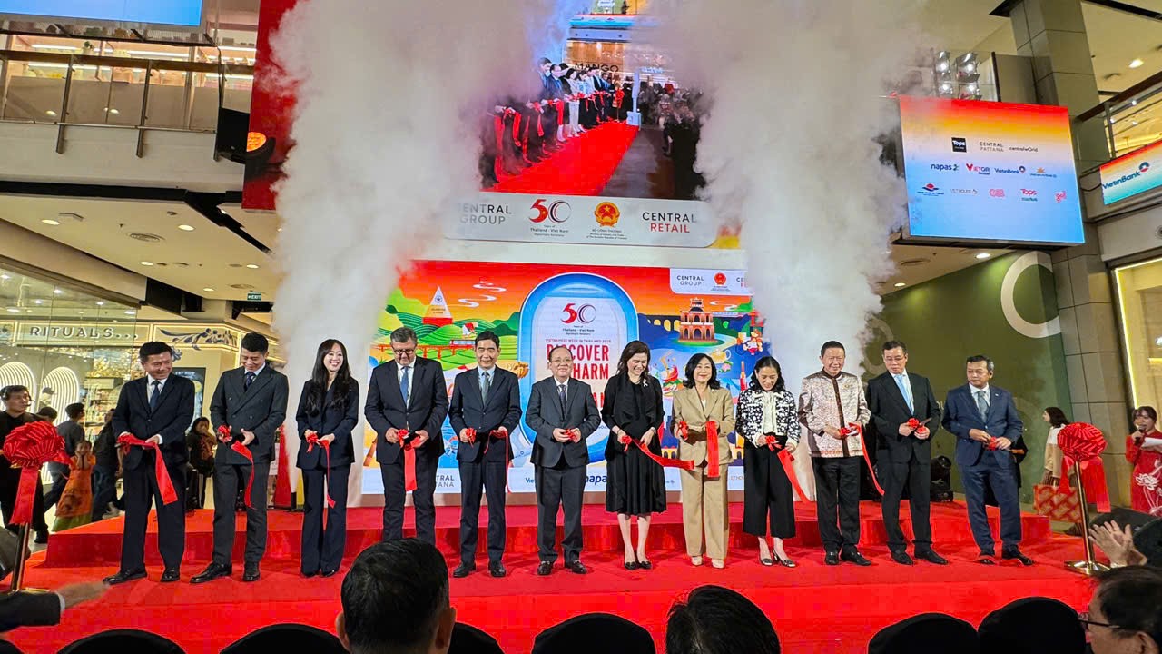 Các đại biểu cắt băng khai mạc “Tuần lễ hàng Việt Nam tại Thái Lan 2026” Các đại biểu cắt băng khai mạc “Tuần lễ hàng Việt Nam tại Thái Lan 2026”