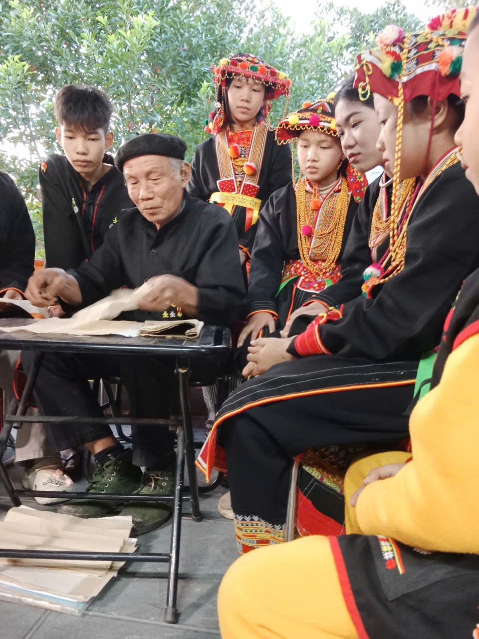 Nghệ nhân Ưu tú Bàn Văn Cường dạy học chữ Nôm Dao cho trẻ em tại xã Tây Yên Tử. Ảnh Nguyễn Thị Hằng Nghệ nhân Ưu tú Bàn Văn Cường dạy học chữ Nôm Dao cho trẻ em tại xã Tây Yên Tử. Ảnh Nguyễn Thị Hằng
