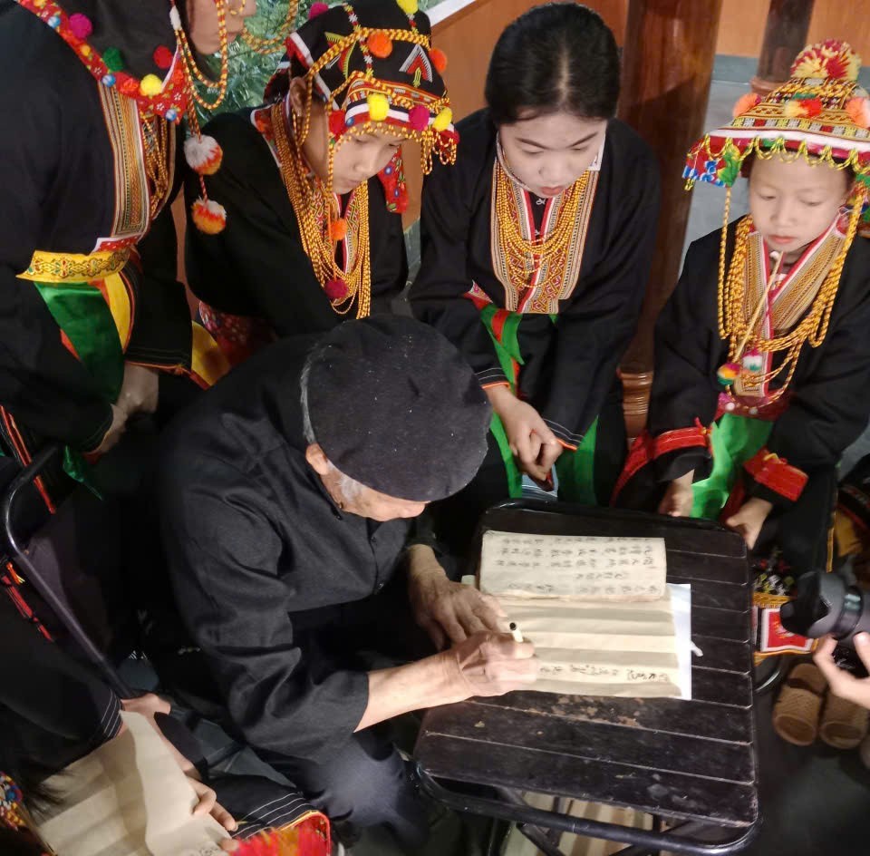 18 năm qua, Nghệ nhân Ưu tú Bàn Văn Cường vẫn cần mẫn dạy chữ Nôm Dao cho những học trò là con em người Dao. Ảnh Nguyễn Thị Hằng 18 năm qua, Nghệ nhân Ưu tú Bàn Văn Cường vẫn cần mẫn dạy chữ Nôm Dao cho những học trò là con em người Dao. Ảnh Nguyễn Thị Hằng
