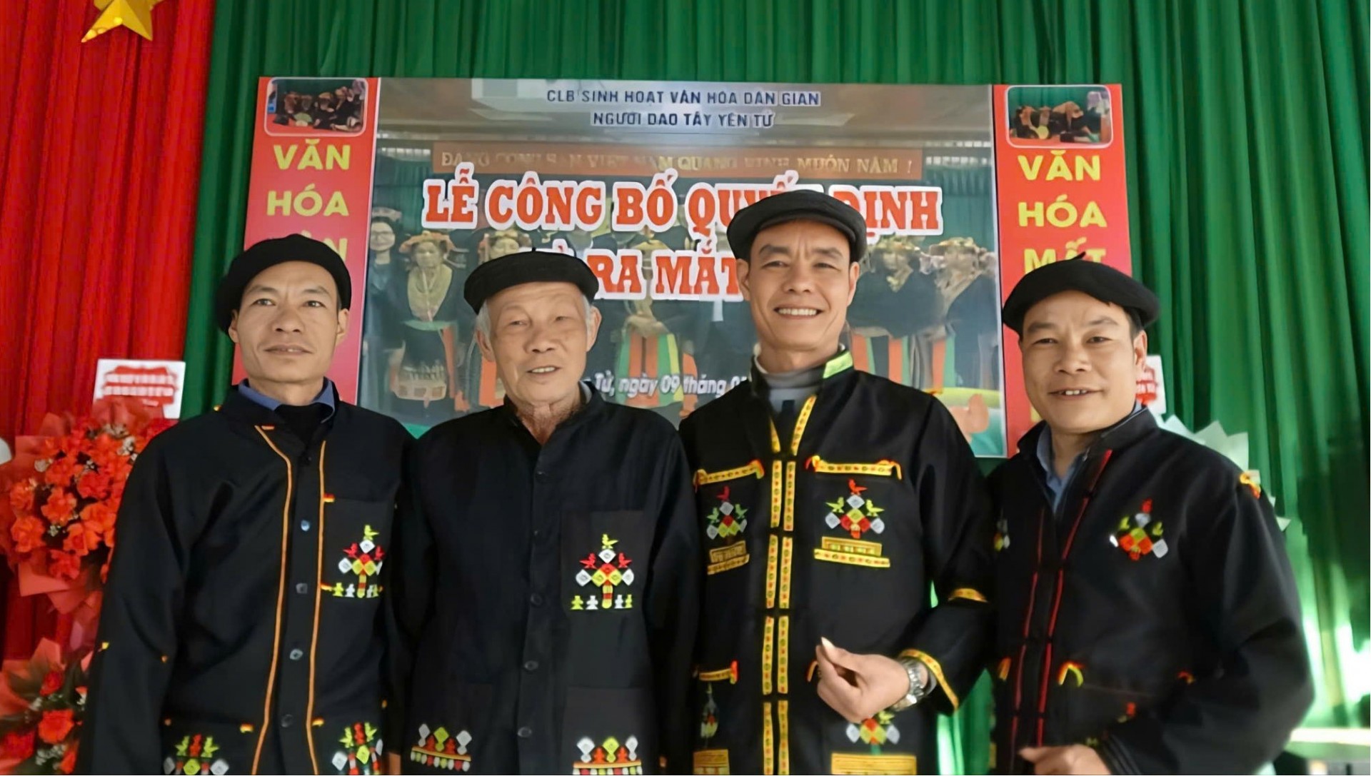Nghệ nhân Ưu tú Bàn Văn Cường (thứ hai từ trái sang) Nghệ nhân Ưu tú Bàn Văn Cường (thứ hai từ trái sang)