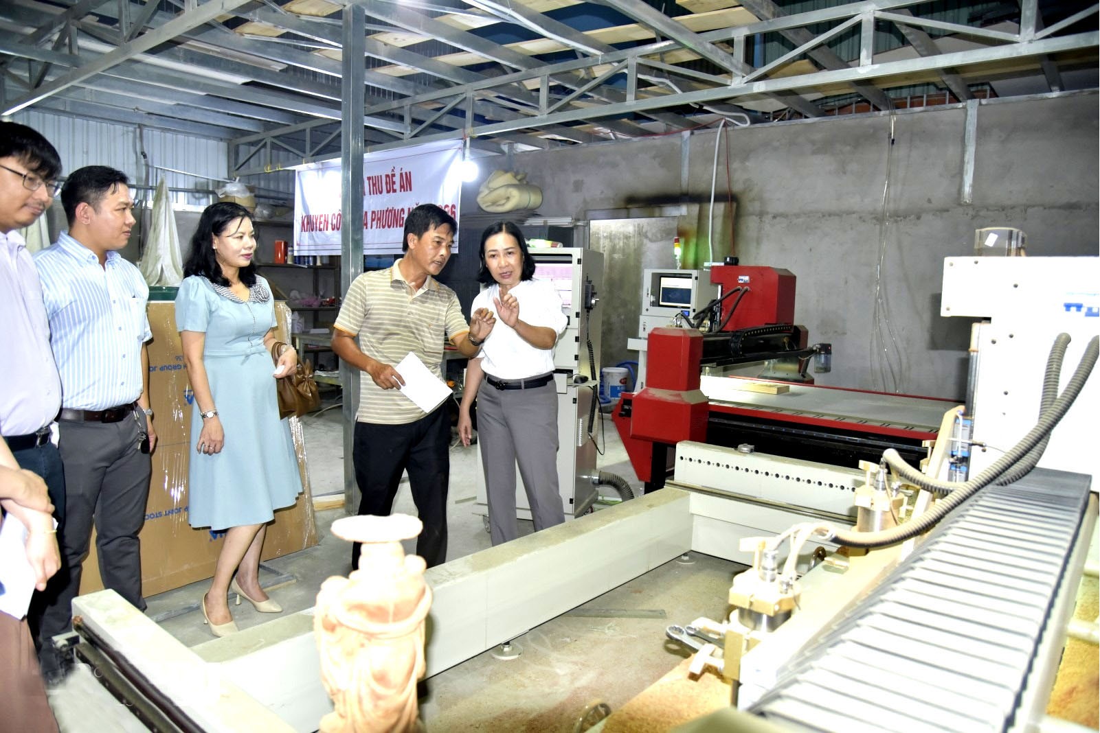 Lãnh đạo Sở Công thương tỉnh An Giang kiểm tra máy móc hỗ trợ tại doanh nghiệp. Lãnh đạo Sở Công thương tỉnh An Giang kiểm tra máy móc hỗ trợ tại doanh nghiệp.