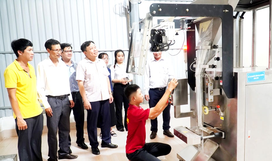 Đoàn nghiệm thu đề án “Hỗ trợ ứng dụng máy móc thiết bị tiên tiến và sản xuất bánh” tại Công ty TNHH Thực phẩm Thanh Tâm Vĩnh Long (phường An Hội). Ảnh Phan Hân Đoàn nghiệm thu đề án “Hỗ trợ ứng dụng máy móc thiết bị tiên tiến và sản xuất bánh” tại Công ty TNHH Thực phẩm Thanh Tâm Vĩnh Long (phường An Hội). Ảnh Phan Hân