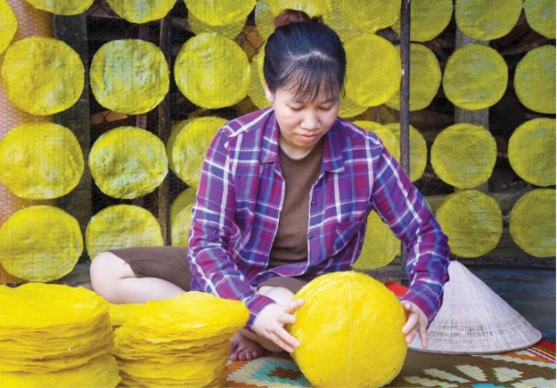 Bánh tráng nghệ - một trong những sản phẩm được người dân Lựu Bảo phát triển từ nghề truyền thống”. Bánh tráng nghệ - một trong những sản phẩm được người dân Lựu Bảo phát triển từ nghề truyền thống”.