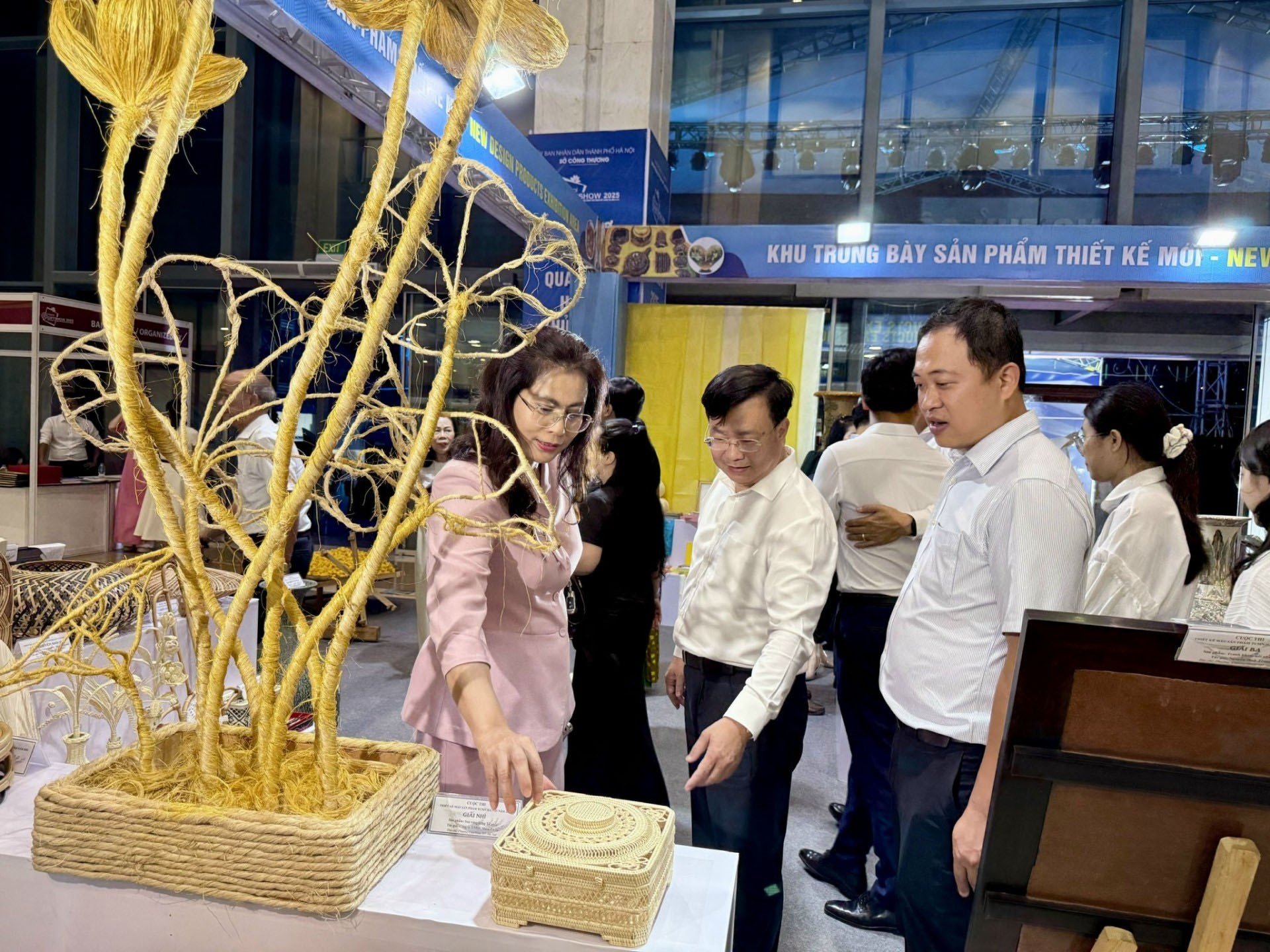 Các đại biểu tham quan Khu triển lãm sản phẩm thiết kế mới