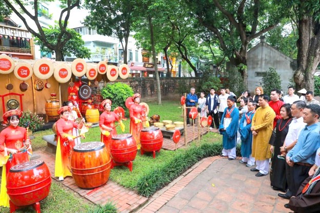 Trống Đọi Tam (Ninh Bình) trong chương trình “Nhất trống - Một tiếng trống - Ngàn năm văn hiến.” (Ảnh: Khánh Hòa/TTXVN)
