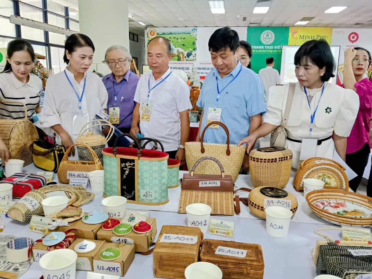 Ban Giám khảo đánh giá, chấm thi các sản phẩm tham dự Hội thi sản phẩm làng nghề và tôn vinh nghệ nhân làng nghề thành phố Hà Nội. Ban Giám khảo đánh giá, chấm thi các sản phẩm tham dự Hội thi sản phẩm làng nghề và tôn vinh nghệ nhân làng nghề thành phố Hà Nội.