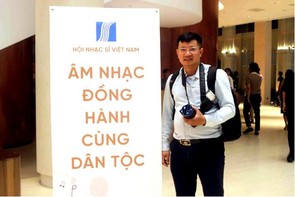 Nhà báo Đinh Văn Bình tác nghiệp sự kiện