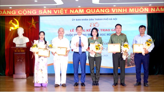 Nhà báo Đinh Văn Bình đạt giải Nhất tại cuộc thi Sáng tác văn học nghệ thuật năm  2025 với chủ đề “Công an Thủ đô vì bình yên cuộc sống”