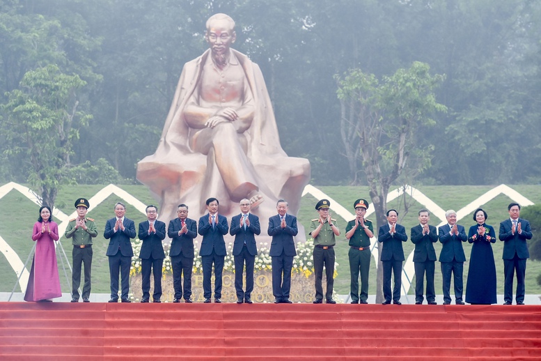 Khánh thành Tượng đài "Bác Hồ với ngày hội non sông" tại Đền Hùng Khánh thành Tượng đài "Bác Hồ với ngày hội non sông" tại Đền Hùng