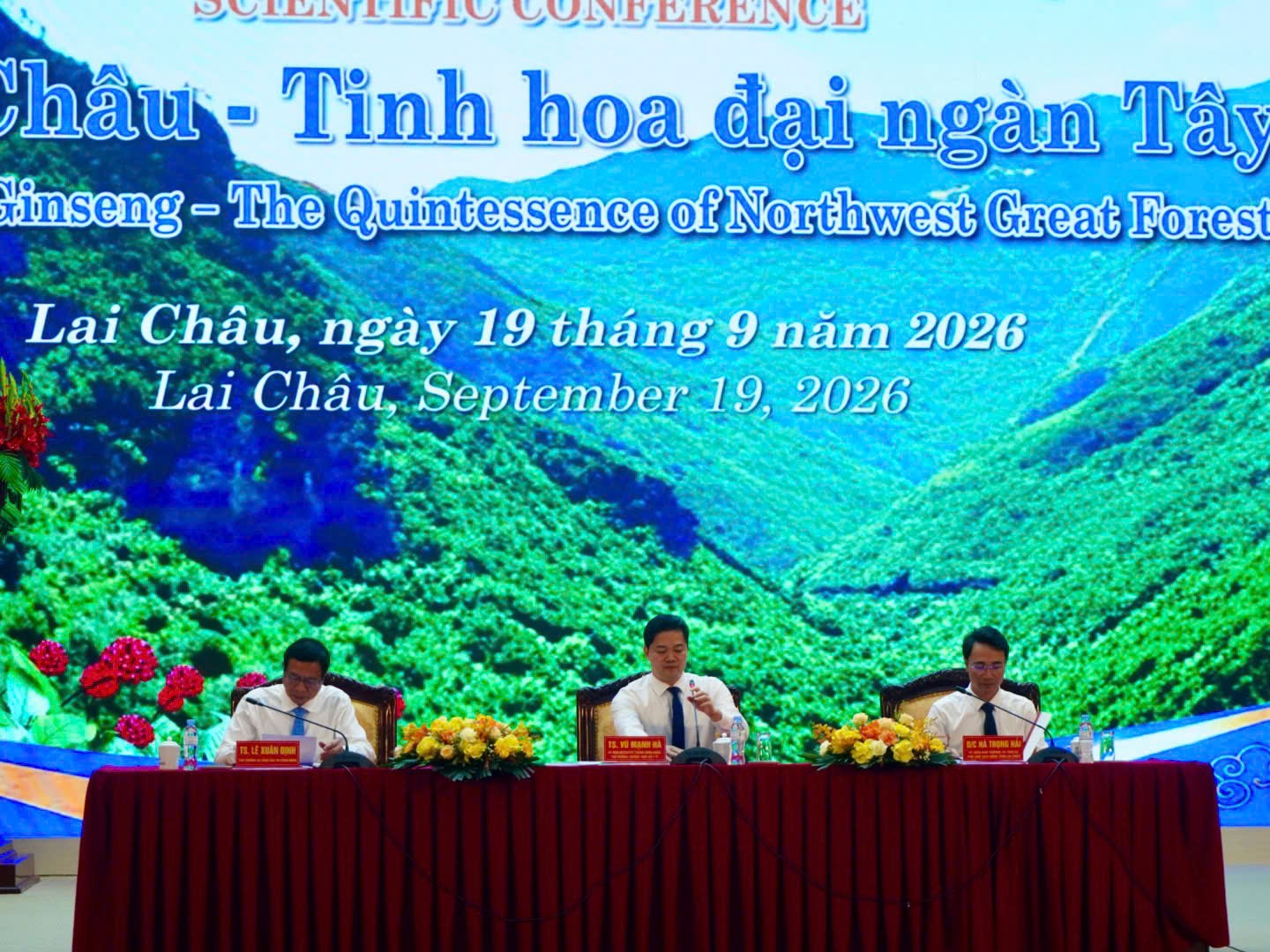 : Ông TS. Vũ Mạnh Hà, UVDK BCH TW, Thứ trưởng Thường trực Bộ Y tế; Ông TS.Lê Xuân Định UV Ban Thường vụ Đảng ủy, Thứ trưởng Bộ Khoa học và Công nghệ; Ông Hà Trọng Hải, UV Ban Thường vụ Tỉnh uỷ, Phó Chủ tịch UBND tỉnh Lai Châu chủ trì hội thảo