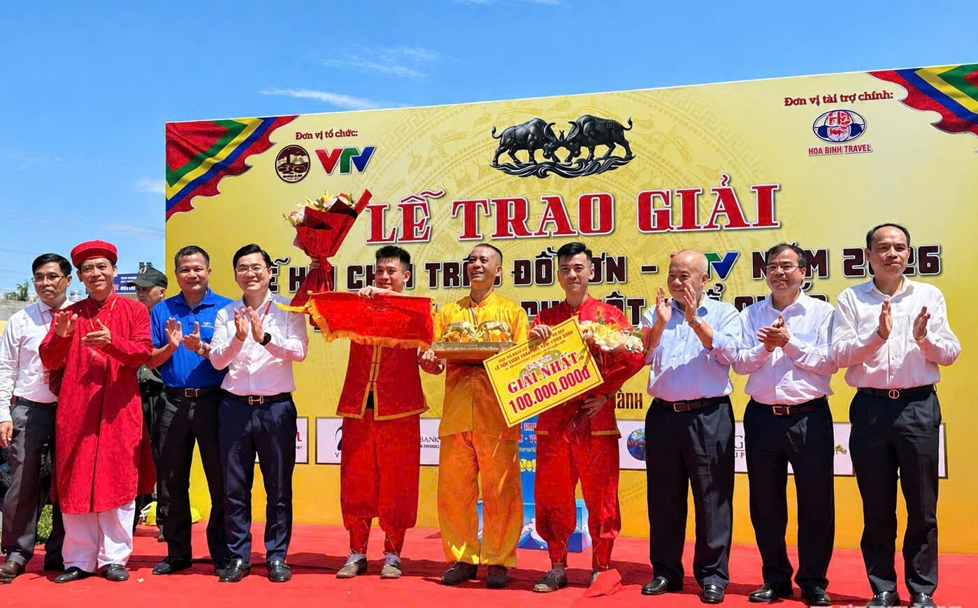 Các đồng chí: Đỗ Thành Trung, Phó Bí thư Thành ủy, Chủ tịch UBND thành phố, Nguyễn Minh Hùng, Ủy viên thành ủy, Phó Chủ tịch UBND thành phố trao giải nhấ cho chủ trâu số 15