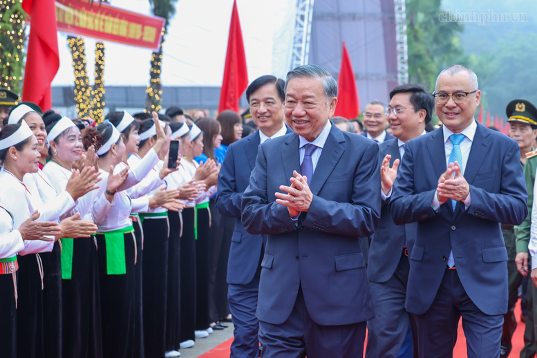 Khánh thành Tượng đài "Bác Hồ với ngày hội non sông" tại Đền Hùng
