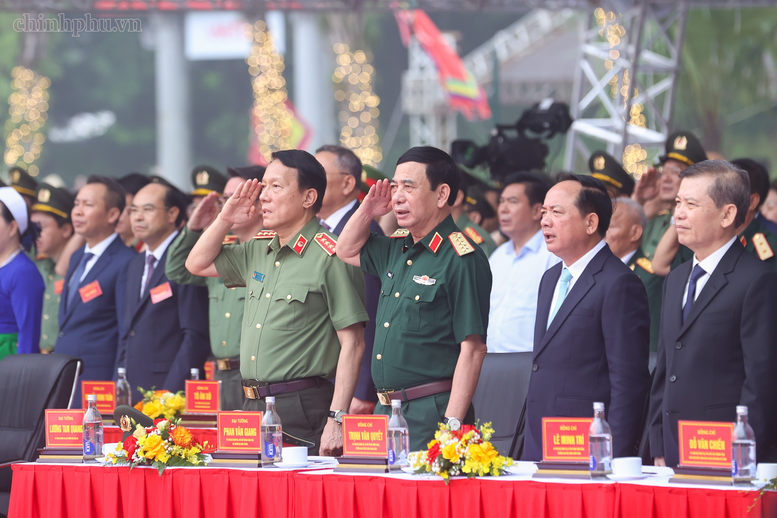 Khánh thành Tượng đài "Bác Hồ với ngày hội non sông" tại Đền Hùng Khánh thành Tượng đài "Bác Hồ với ngày hội non sông" tại Đền Hùng