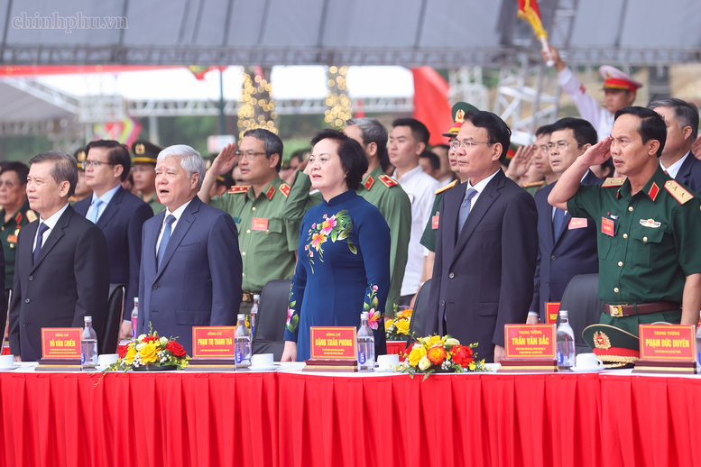 Khánh thành Tượng đài "Bác Hồ với ngày hội non sông" tại Đền Hùng Khánh thành Tượng đài "Bác Hồ với ngày hội non sông" tại Đền Hùng