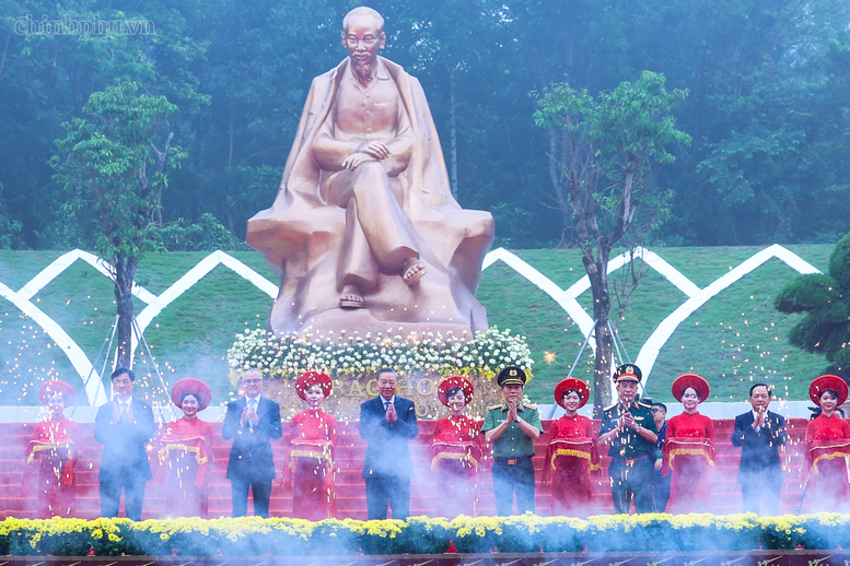 Khánh thành Tượng đài "Bác Hồ với ngày hội non sông" tại Đền Hùng Khánh thành Tượng đài "Bác Hồ với ngày hội non sông" tại Đền Hùng