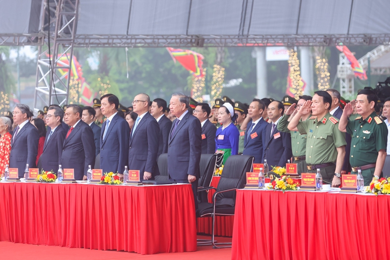 Khánh thành Tượng đài "Bác Hồ với ngày hội non sông" tại Đền Hùng Khánh thành Tượng đài "Bác Hồ với ngày hội non sông" tại Đền Hùng