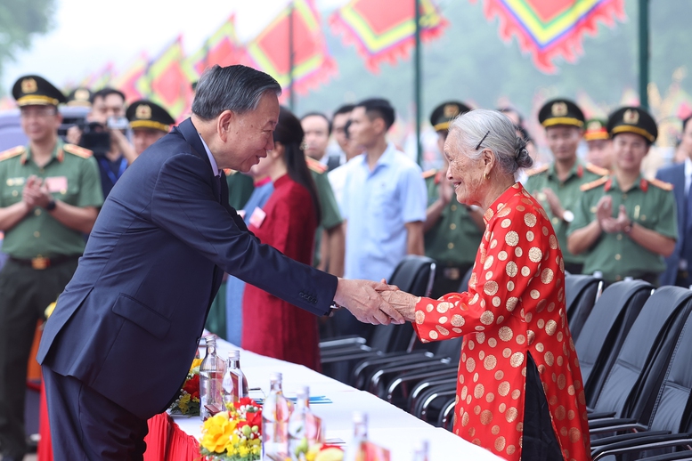 Khánh thành Tượng đài "Bác Hồ với ngày hội non sông" tại Đền Hùng Khánh thành Tượng đài "Bác Hồ với ngày hội non sông" tại Đền Hùng