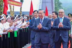 Khánh thành Tượng đài "Bác Hồ với ngày hội non sông" tại Đền Hùng