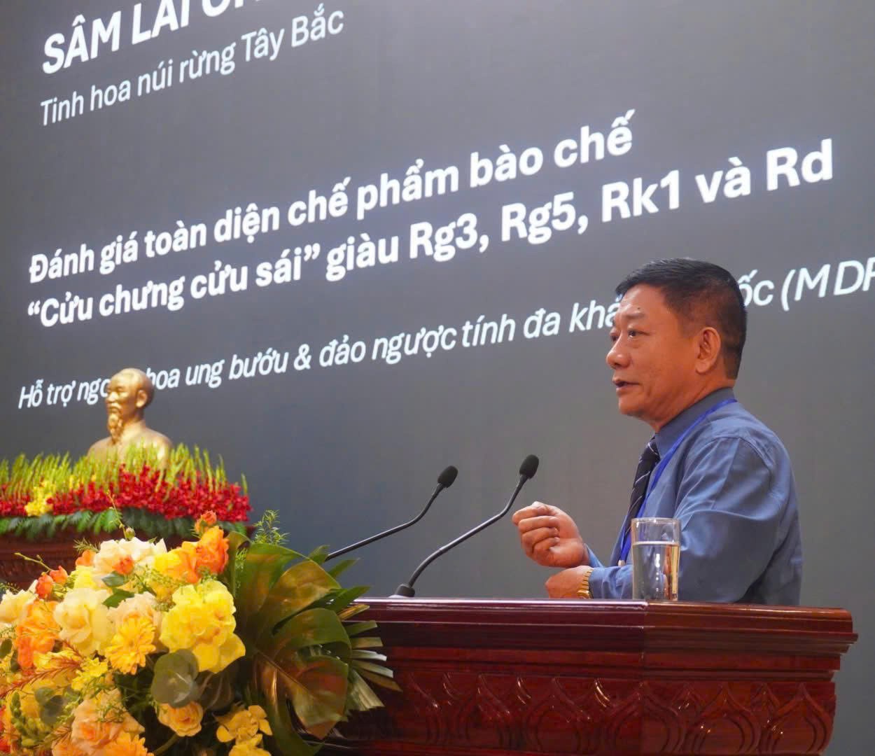 Dược sỹ cao cấp Nguyễn Văn Toanh - Chủ tịch Hội đồng quản trị, Tổng Giám đốc Công ty cổ phần dược phẩm Bạch Mã Vạn Xuân trình bày bản tham luận tại Hội thảo. Ảnh: Long Nguyễn
