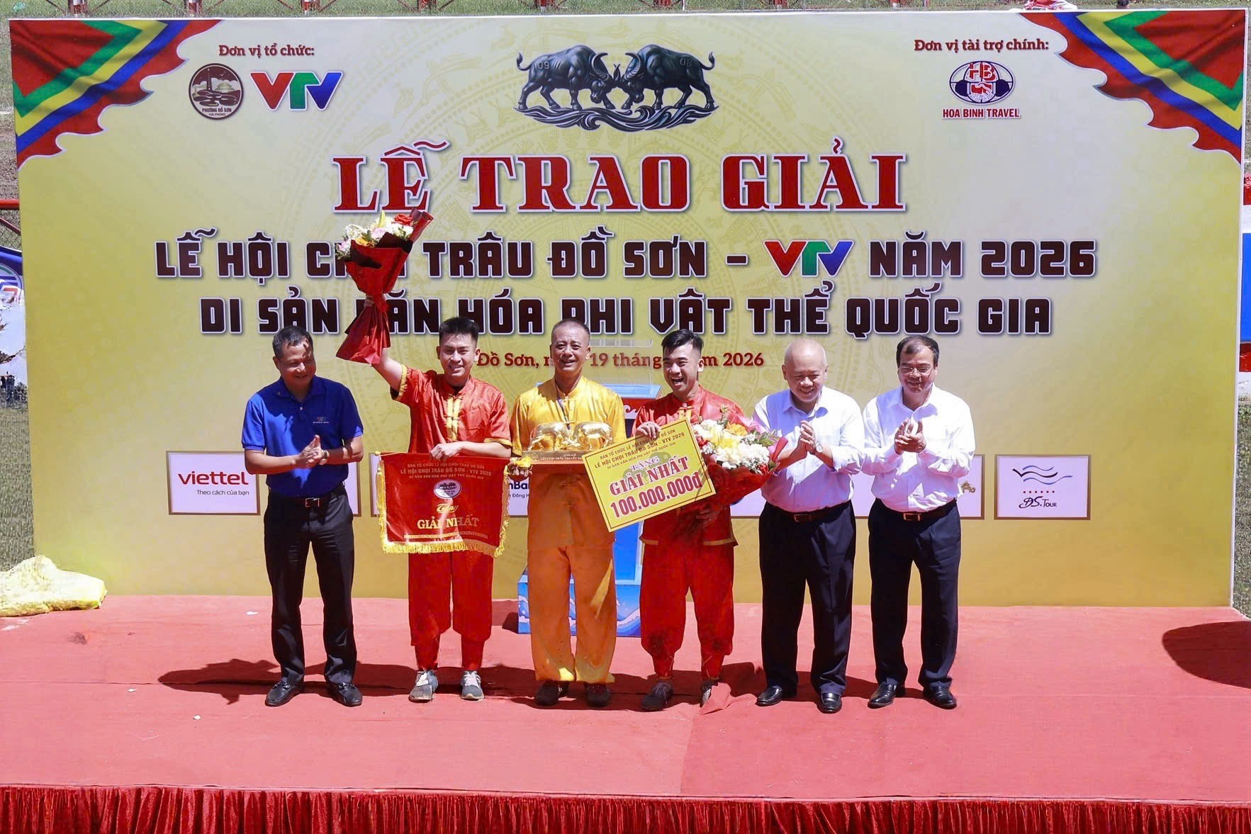 Ban tổ chức trao giải Nhất cho ông Lê Bá Ngọc (Đình Ngọc Xuyên), chủ trâu có trâu đạt giải vô địch.