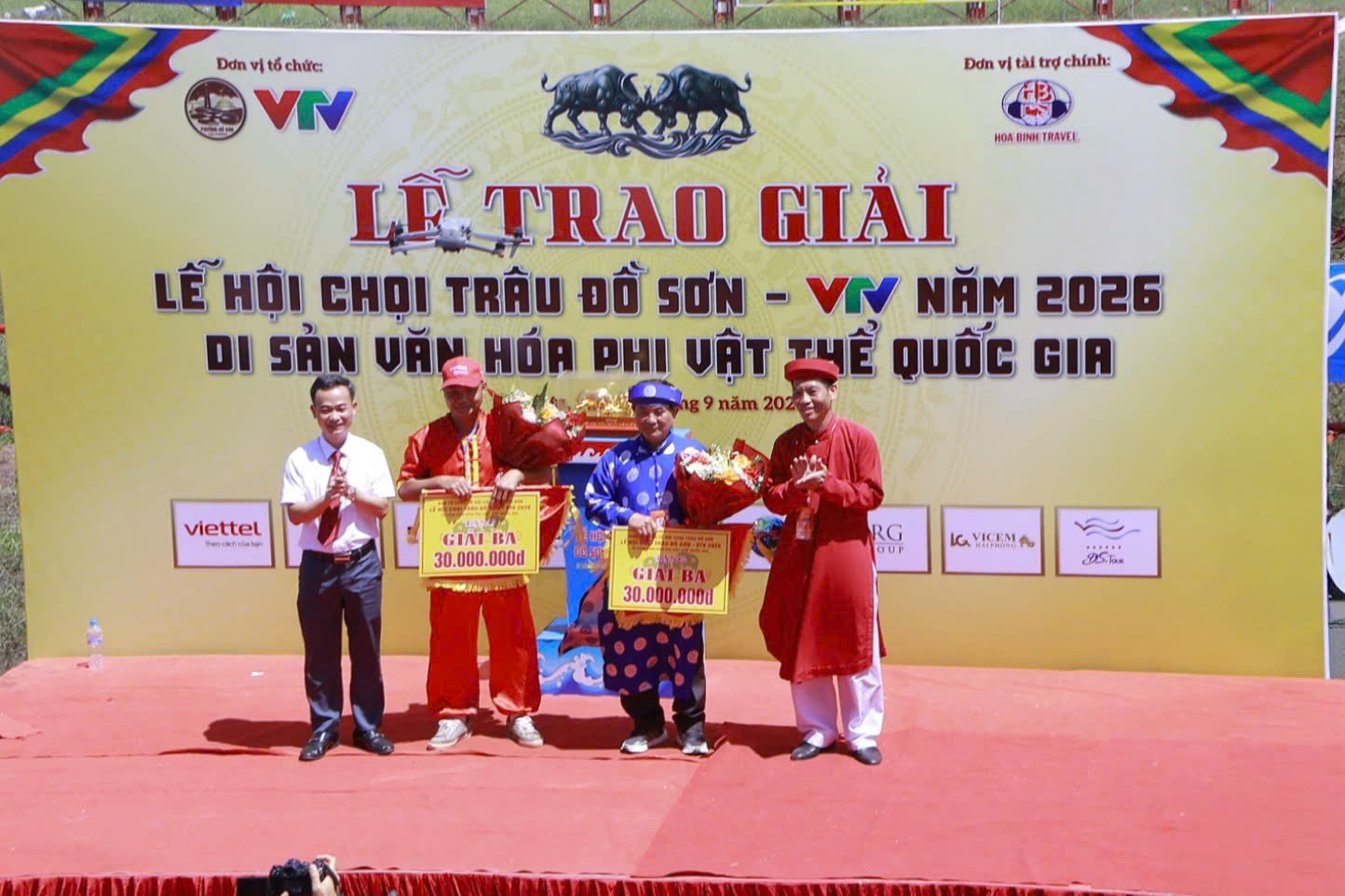 Ông Phạm Văn Lưu (Đình Nam) và ông Đinh Xuân Thắng (Đền Nghè) cùng nhận giải Ba tại lễ hội.
