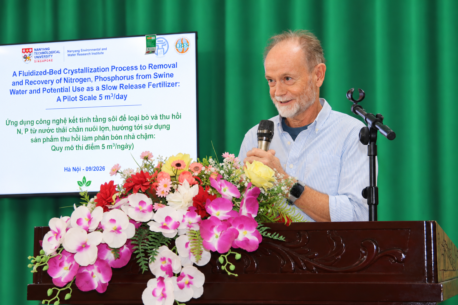 ông GS.TS. Richard D. Webster chia sẻ: “ Dự án được triển khai với mục tiêu không chỉ xử lý nước thải chăn nuôi lợn, giảm thiểu ô nhiễm môi trường mà còn thu hồi những thành phần dinh dưỡng có giá trị như nitơ và phốt pho để có thể tái sử dụng trong sản xuất nông nghiệp rút gọn chú thích ông GS.TS. Richard D. Webster chia sẻ: “ Dự án được triển khai với mục tiêu không chỉ xử lý nước thải chăn nuôi lợn, giảm thiểu ô nhiễm môi trường mà còn thu hồi những thành phần dinh dưỡng có giá trị như nitơ và phốt pho để có thể tái sử dụng trong sản xuất nông nghiệp rút gọn chú thích