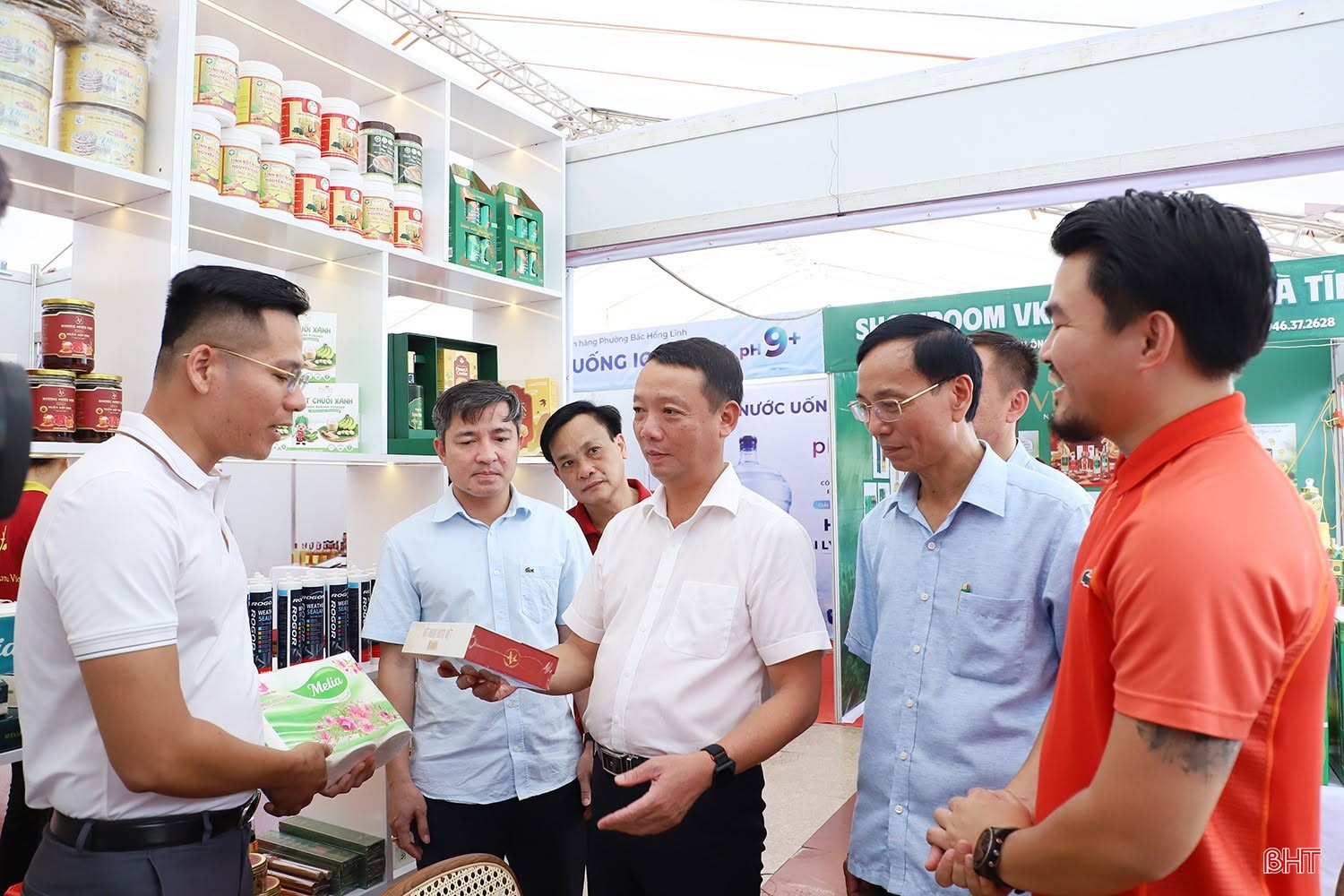 Chủ tịch UBND tỉnh Phan Thiên Định tham quan gian hàng của Hội Doanh nhân trẻ Hà Tĩnh. Chủ tịch UBND tỉnh Phan Thiên Định tham quan gian hàng của Hội Doanh nhân trẻ Hà Tĩnh.