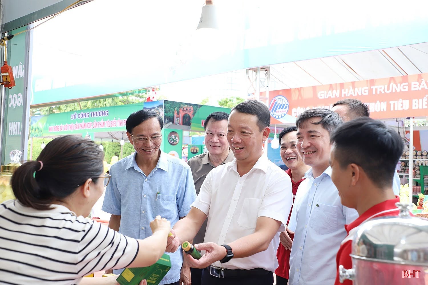 Chủ tịch UBND tỉnh Phan Thiên Định tham quan gian hàng của Tập đoàn Y dược Sâm Ngọc Linh chi nhánh Hà Tĩnh. Chủ tịch UBND tỉnh Phan Thiên Định tham quan gian hàng của Tập đoàn Y dược Sâm Ngọc Linh chi nhánh Hà Tĩnh.