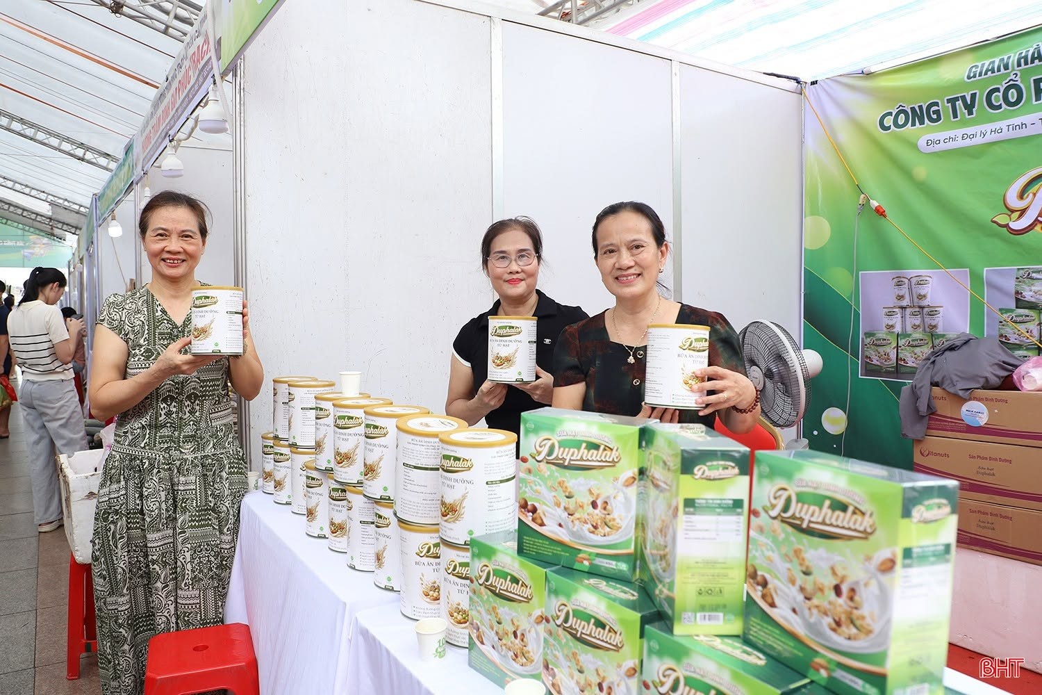 Hội chợ triển lãm sản phẩm công nghiệp nông thôn tiêu biểu khu vực miền Trung – Tây Nguyên năm 2026 quy tụ hơn 300 gian hàng, tạo không gian quảng bá sản phẩm, kết nối giao thương và mở rộng thị trường cho doanh nghiệp, hợp tác xã, cơ sở sản xuất trong và ngoài khu vực. Hội chợ triển lãm sản phẩm công nghiệp nông thôn tiêu biểu khu vực miền Trung – Tây Nguyên năm 2026 quy tụ hơn 300 gian hàng, tạo không gian quảng bá sản phẩm, kết nối giao thương và mở rộng thị trường cho doanh nghiệp, hợp tác xã, cơ sở sản xuất trong và ngoài khu vực.