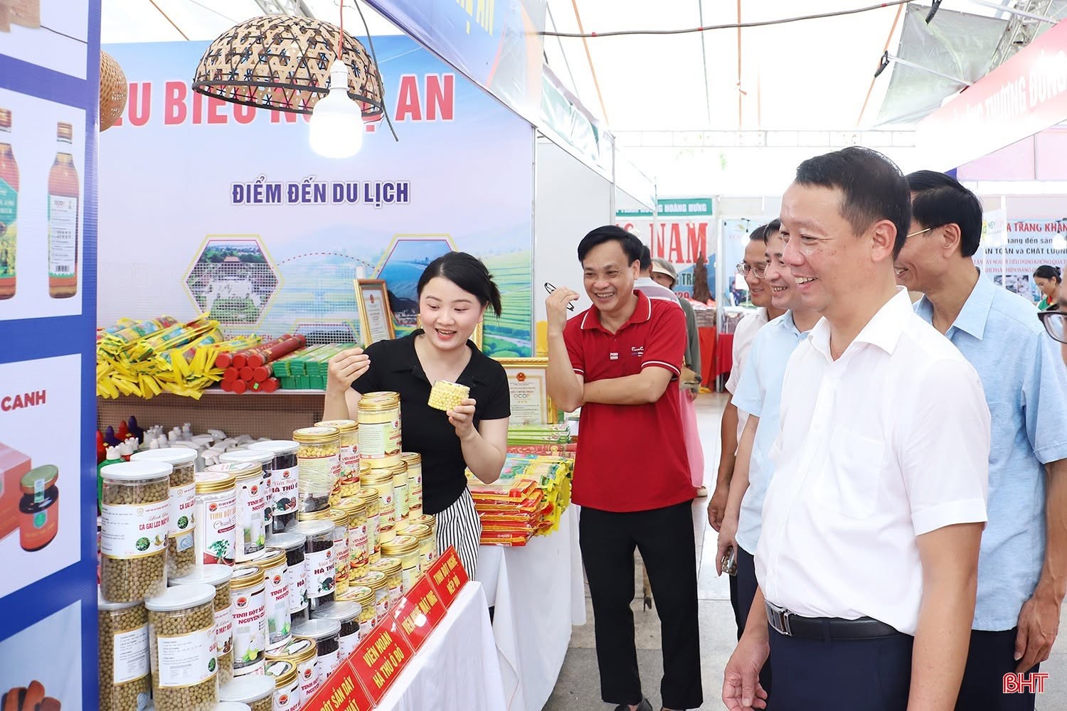 Chủ tịch UBND tỉnh Hà Tĩnh tìm hiểu sản phẩm đặc trưng của Nghệ An Chủ tịch UBND tỉnh Hà Tĩnh tìm hiểu sản phẩm đặc trưng của Nghệ An