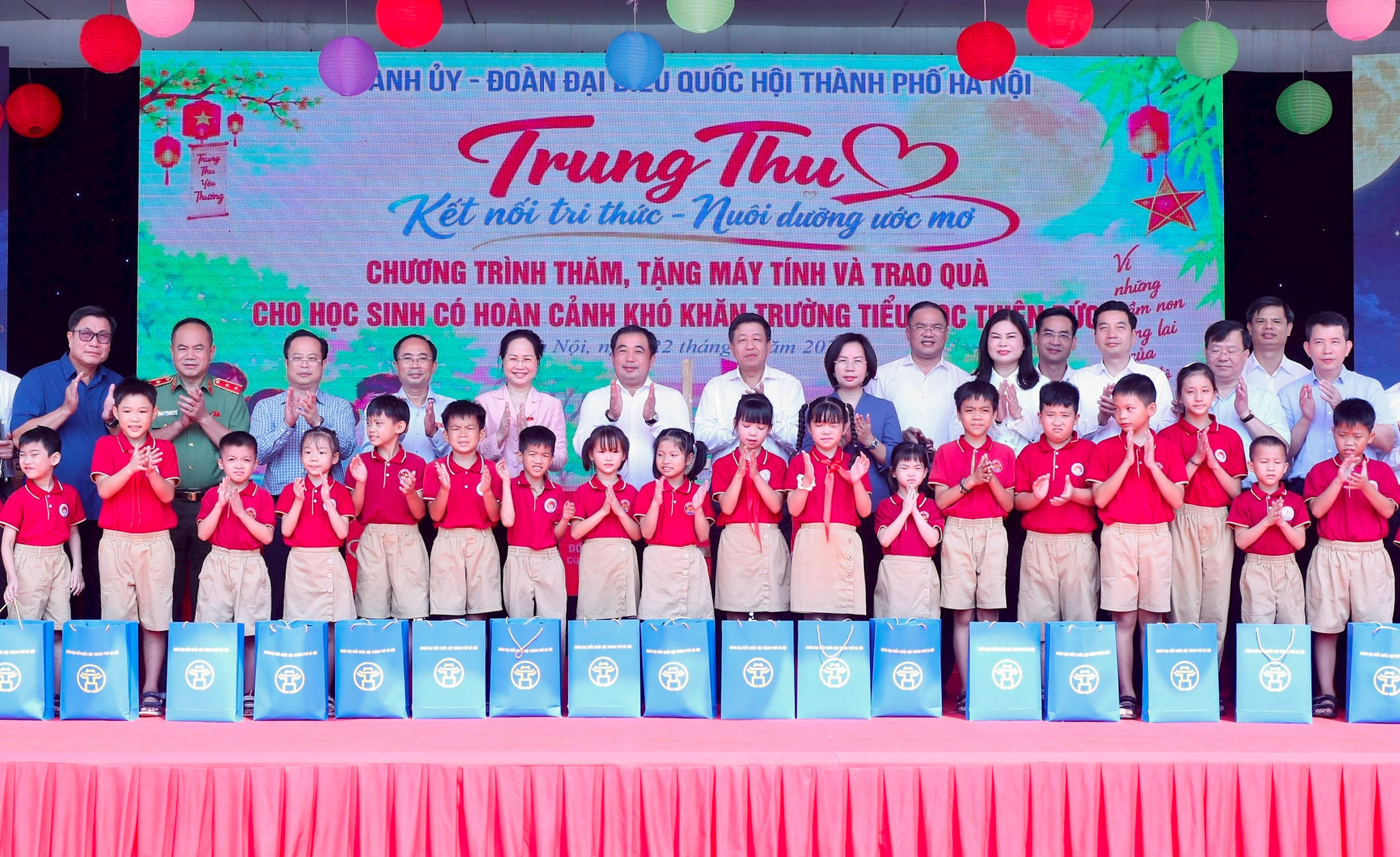 Bí thư Thành ủy Hà Nội Trần Đức Thắng tặng quà tại Trường Tiểu học Thiên Đức