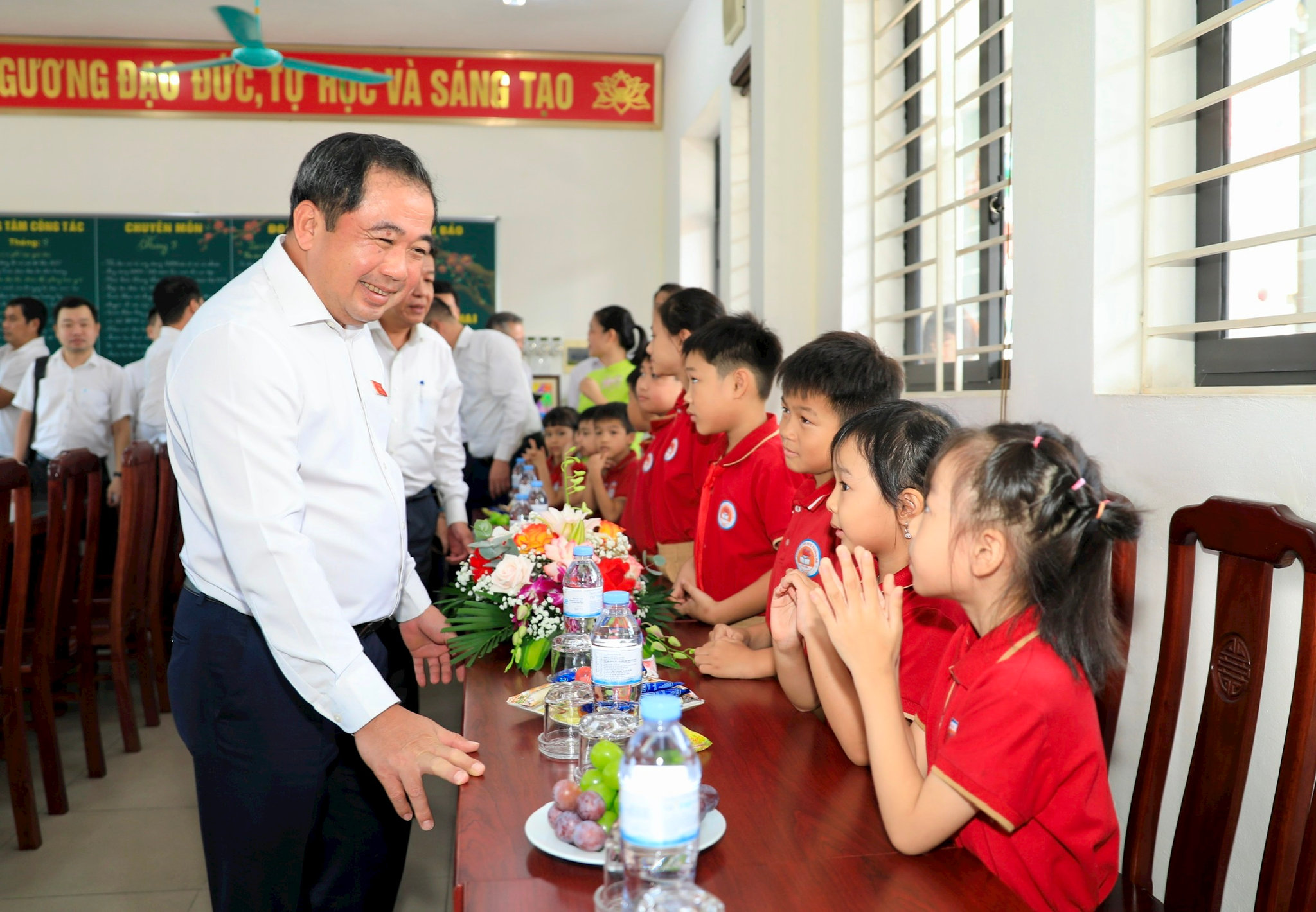 Bí thư Thành ủy Hà Nội Trần Đức Thắng tặng quà tại Trường Tiểu học Thiên Đức