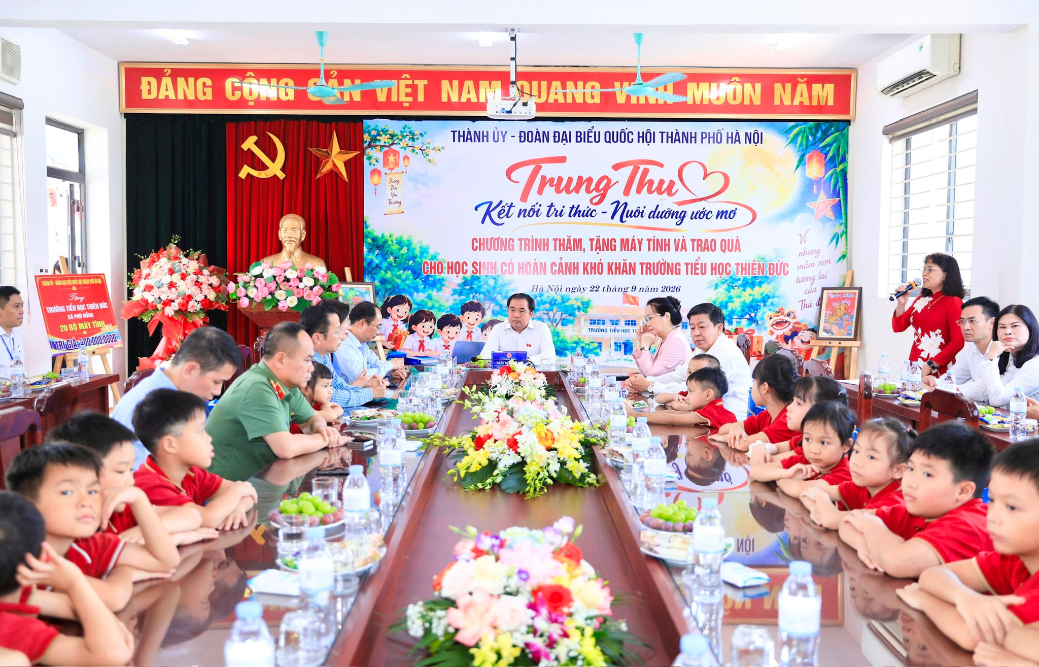Bí thư Thành ủy Hà Nội Trần Đức Thắng tặng quà tại Trường Tiểu học Thiên Đức