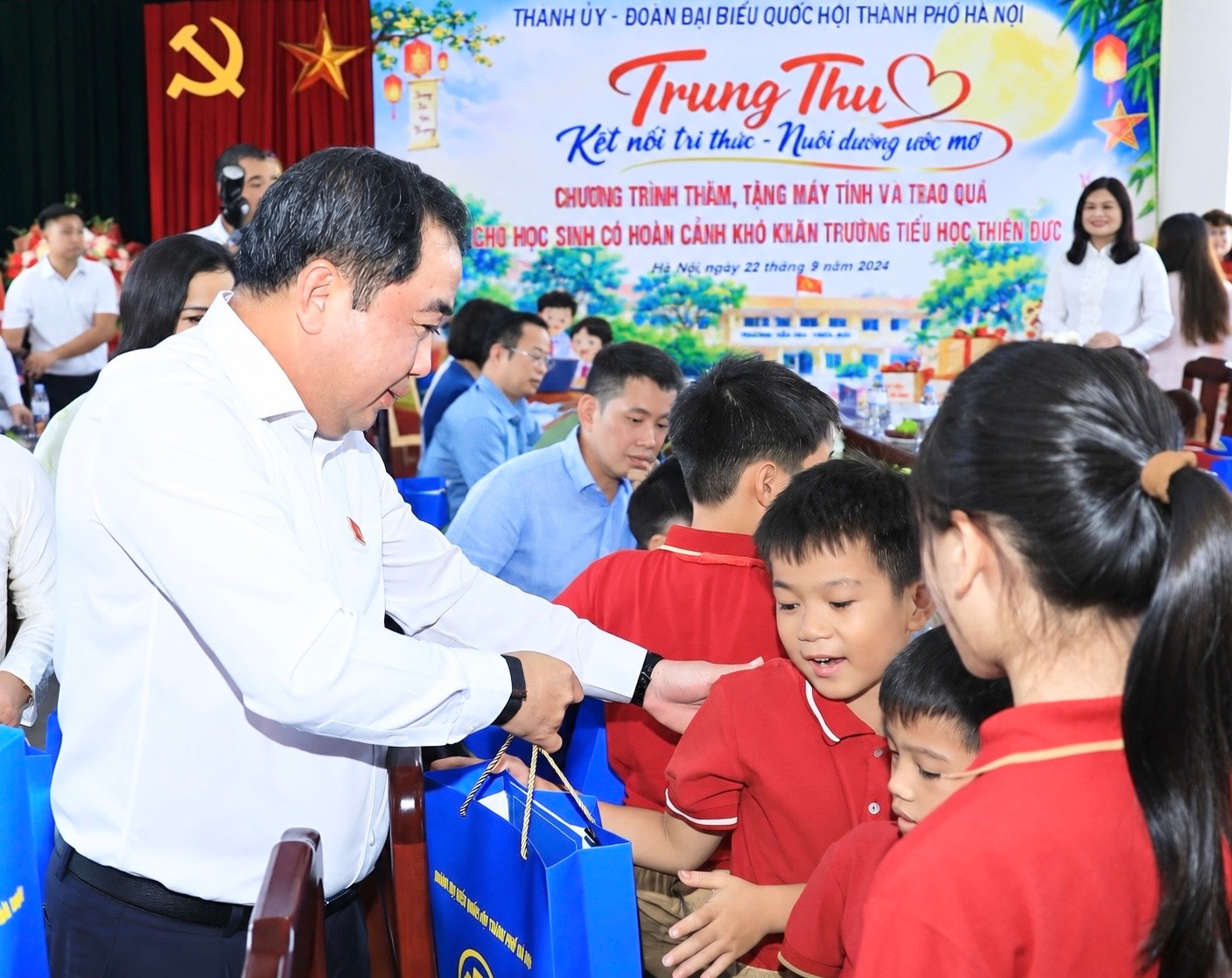 Bí thư Thành ủy Hà Nội Trần Đức Thắng tặng quà tại Trường Tiểu học Thiên Đức