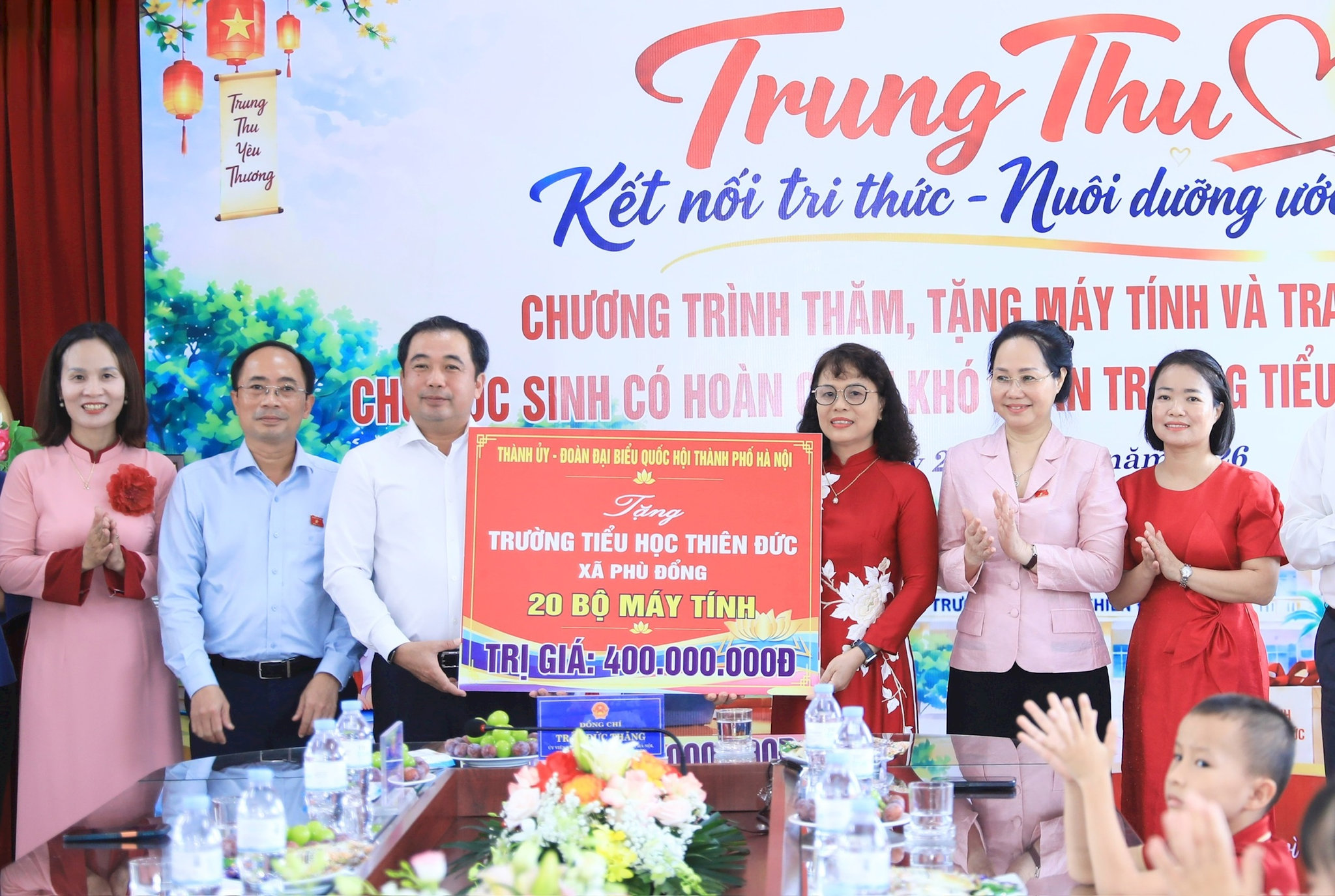 Bí thư Thành ủy Hà Nội Trần Đức Thắng tặng quà tại Trường Tiểu học Thiên Đức