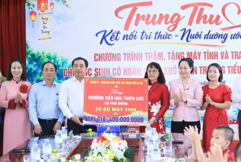 Bí thư Thành ủy Hà Nội Trần Đức Thắng tặng quà tại Trường Tiểu học Thiên Đức