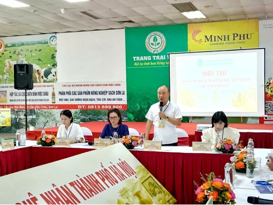 Ông Nguyễn Đình Hoa, Phó Giám đốc Sở Nông nghiệp và Môi trường Hà Nội phát biểu tại Hội nghị Ông Nguyễn Đình Hoa, Phó Giám đốc Sở Nông nghiệp và Môi trường Hà Nội phát biểu tại Hội nghị