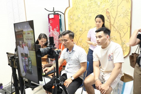 ha noi thuong phuc phat trien lang nghe qua chuyen doi so