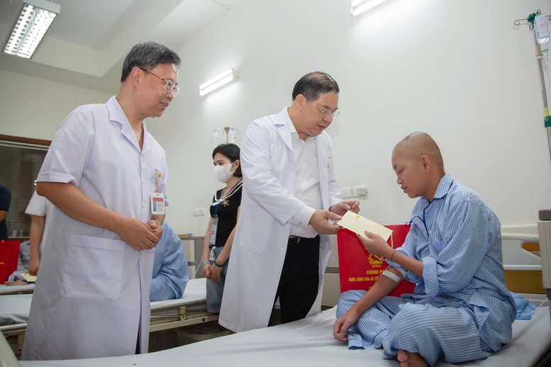 Phó Thủ tướng Thường trực Phạm Gia Túc thăm, tặng quà bệnh nhi dịp Tết Trung thu Phó Thủ tướng Thường trực Phạm Gia Túc thăm, tặng quà bệnh nhi dịp Tết Trung thu
