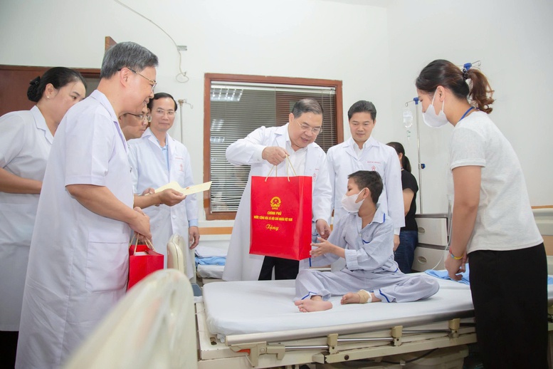 Phó Thủ tướng Thường trực Phạm Gia Túc thăm, tặng quà bệnh nhi dịp Tết Trung thu Phó Thủ tướng Thường trực Phạm Gia Túc thăm, tặng quà bệnh nhi dịp Tết Trung thu