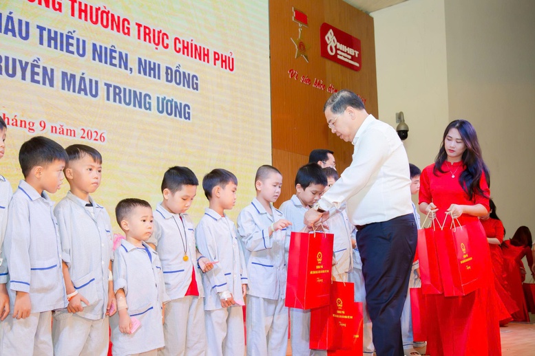 Phó Thủ tướng Thường trực Phạm Gia Túc thăm, tặng quà bệnh nhi dịp Tết Trung thu Phó Thủ tướng Thường trực Phạm Gia Túc thăm, tặng quà bệnh nhi dịp Tết Trung thu