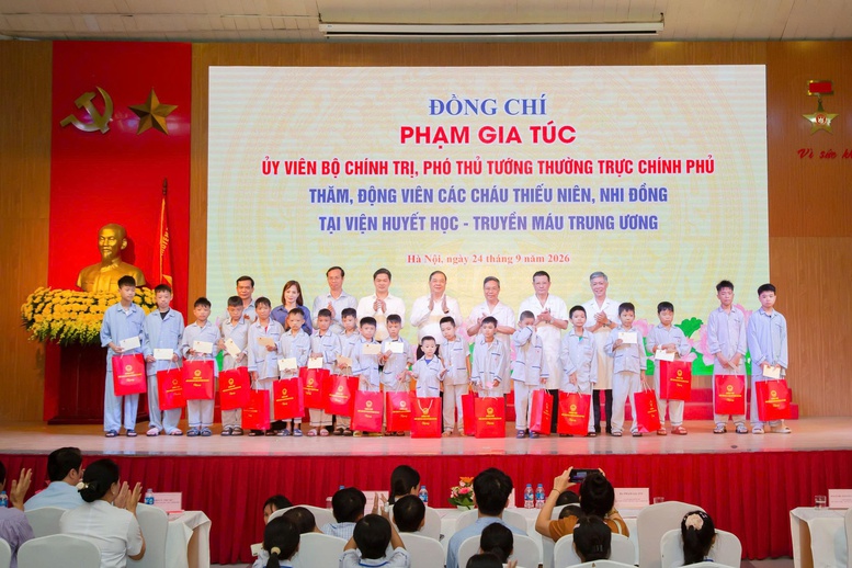 Phó Thủ tướng Thường trực Phạm Gia Túc thăm, tặng quà bệnh nhi dịp Tết Trung thu Phó Thủ tướng Thường trực Phạm Gia Túc thăm, tặng quà bệnh nhi dịp Tết Trung thu