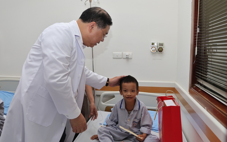 Phó Thủ tướng Thường trực Phạm Gia Túc thăm, tặng quà bệnh nhi dịp Tết Trung thu Phó Thủ tướng Thường trực Phạm Gia Túc thăm, tặng quà bệnh nhi dịp Tết Trung thu