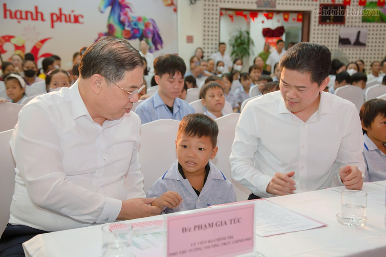 Phó Thủ tướng Thường trực Phạm Gia Túc thăm, tặng quà bệnh nhi dịp Tết Trung thu Phó Thủ tướng Thường trực Phạm Gia Túc thăm, tặng quà bệnh nhi dịp Tết Trung thu