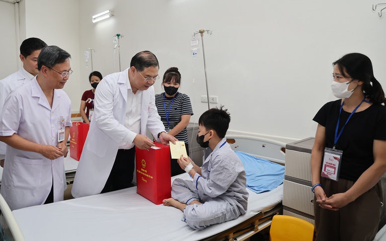 Phó Thủ tướng Thường trực Phạm Gia Túc thăm, tặng quà bệnh nhi dịp Tết Trung thu Phó Thủ tướng Thường trực Phạm Gia Túc thăm, tặng quà bệnh nhi dịp Tết Trung thu