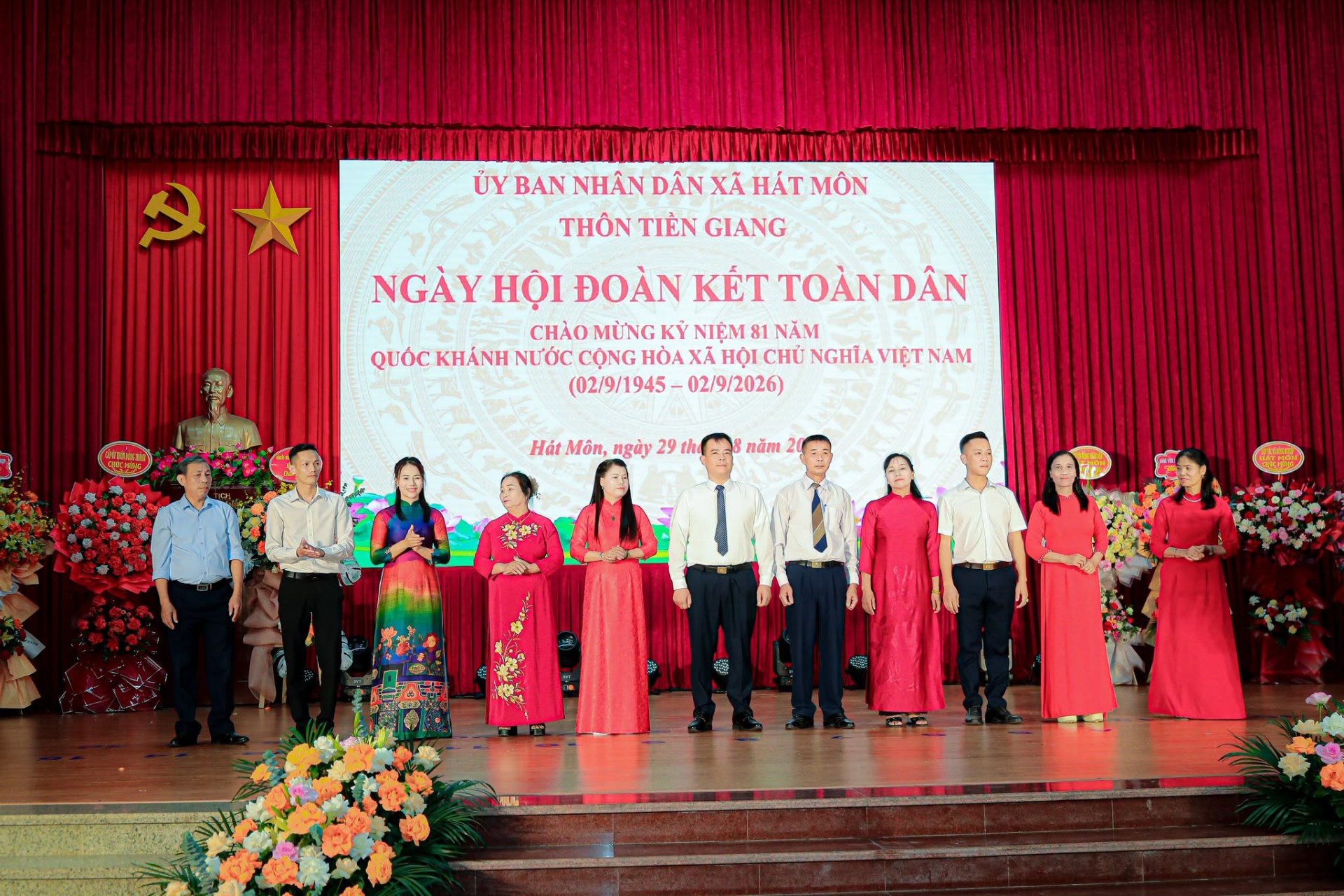 Một dấu ấn nổi bật trong phong trào xây dựng đời sống văn hóa tại thôn Tiền Giang là tinh thần đồng lòng, chung sức của cán bộ và Nhân dân. Một dấu ấn nổi bật trong phong trào xây dựng đời sống văn hóa tại thôn Tiền Giang là tinh thần đồng lòng, chung sức của cán bộ và Nhân dân.