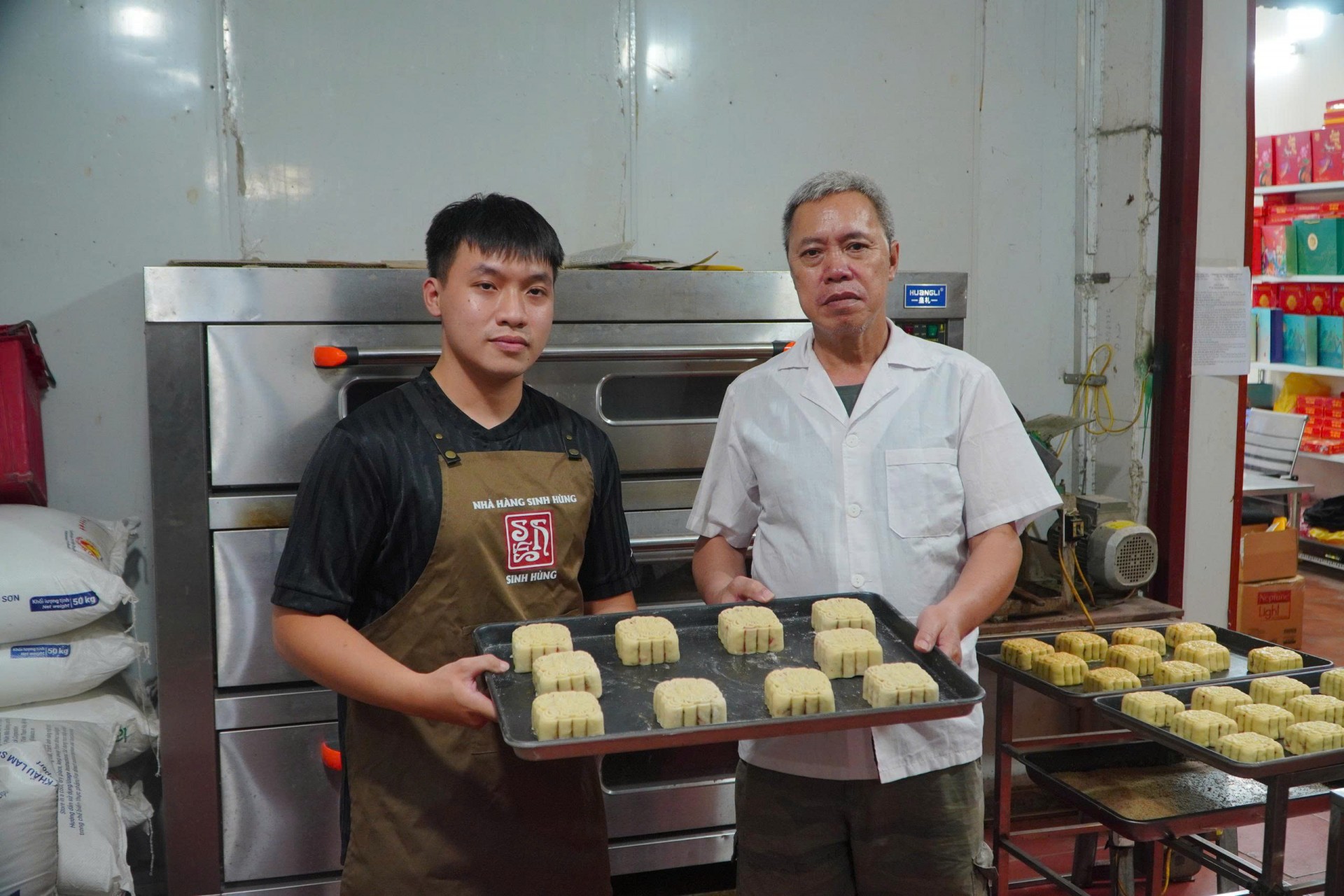 Hơn 60 năm, ba thế hệ giữ lửa nghề bánh Trung thu ở Xuân Đỉnh Hơn 60 năm, ba thế hệ giữ lửa nghề bánh Trung thu ở Xuân Đỉnh