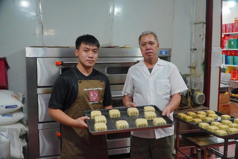 hon 60 nam ba the he giu lua nghe banh trung thu o xuan dinh