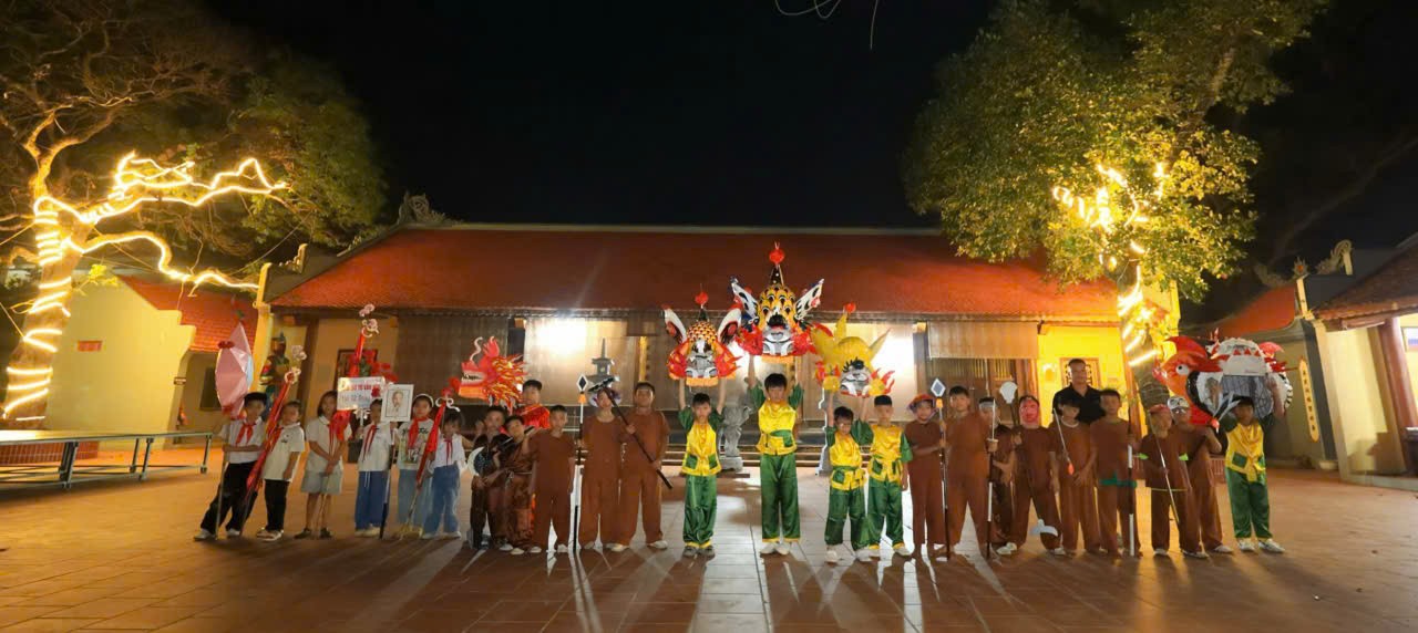 Rực rỡ đêm hội trăng rằm tại Văn Hội: Đoàn sư tử nhí lan tỏa niềm vui khắp làng quê