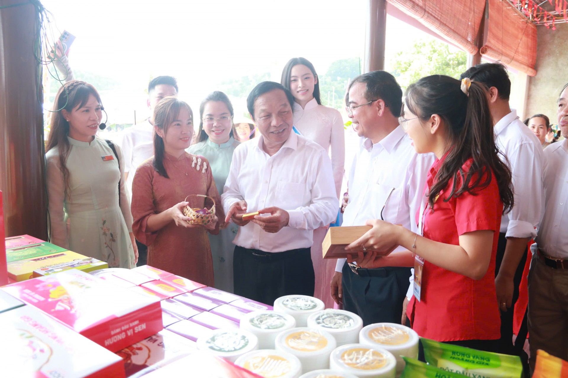 Gần 11.000 sản phẩm OCOP, nông sản được giới thiệu trong Lễ hội Côn Sơn, Kiếp Bạc mùa thu Gần 11.000 sản phẩm OCOP, nông sản được giới thiệu trong Lễ hội Côn Sơn, Kiếp Bạc mùa thu